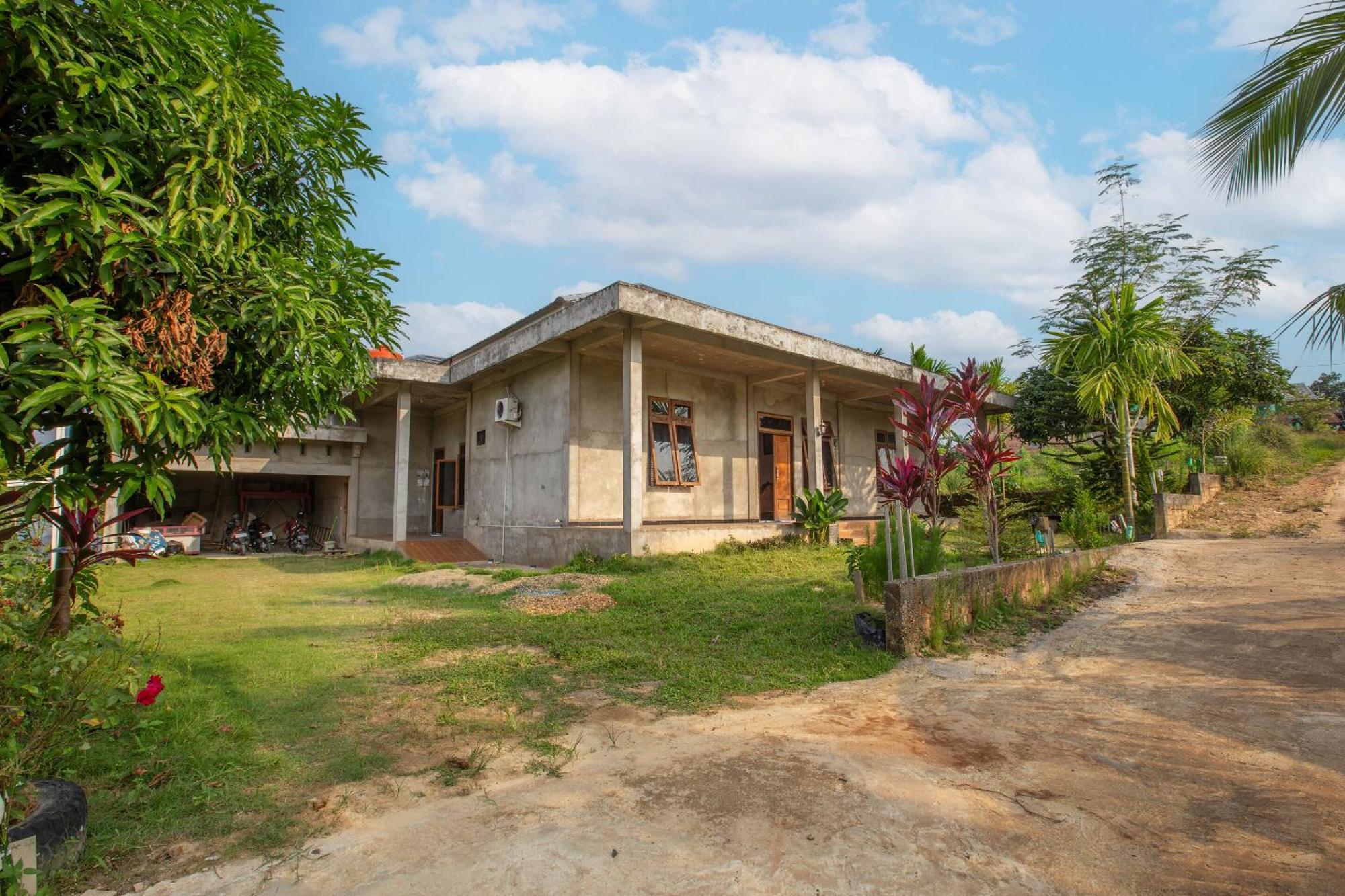 Oyo 92587 Homestay Romauli Kampung Radja Jambi Exterior foto