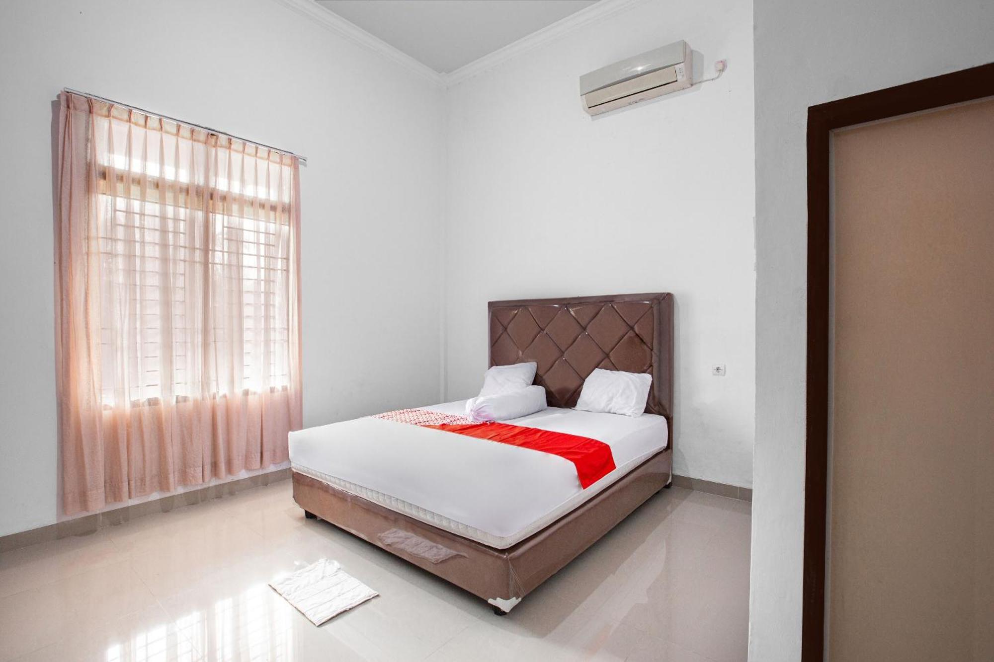 Oyo 92587 Homestay Romauli Kampung Radja Jambi Exterior foto
