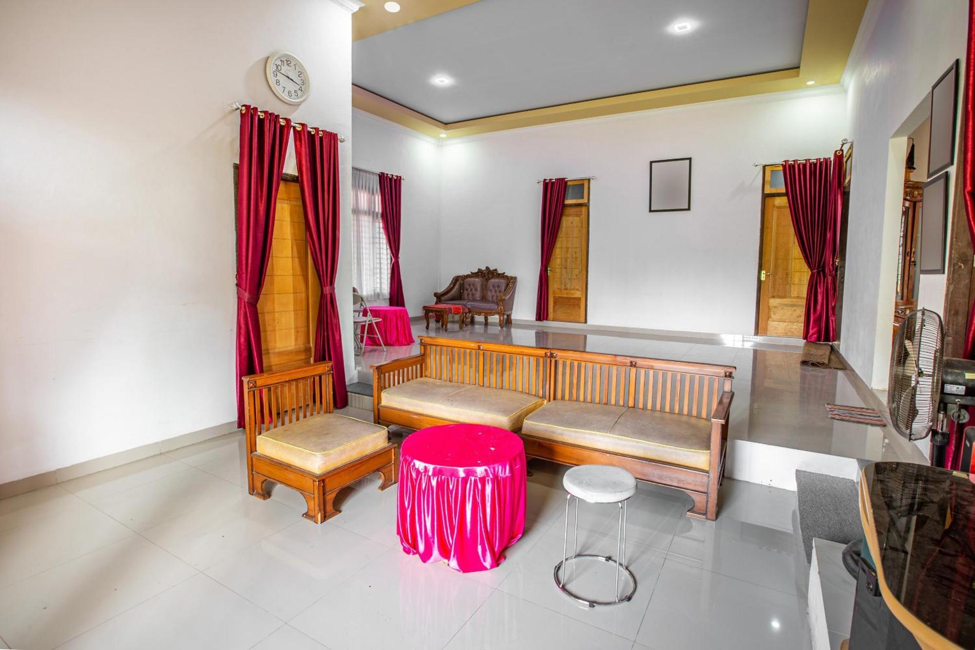 Oyo 92587 Homestay Romauli Kampung Radja Jambi Exterior foto